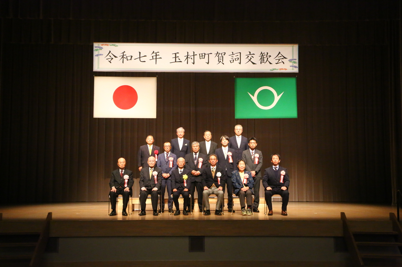 表彰者と記念撮影する石川町長