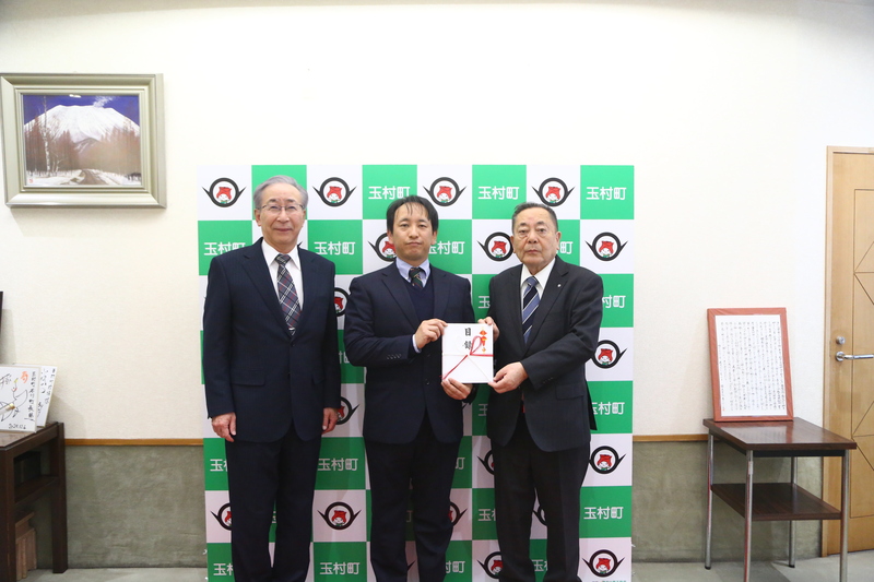 記念撮影をする石川町長