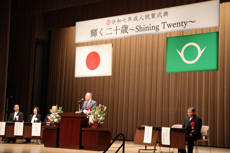 来賓祝辞を述べる石川町長