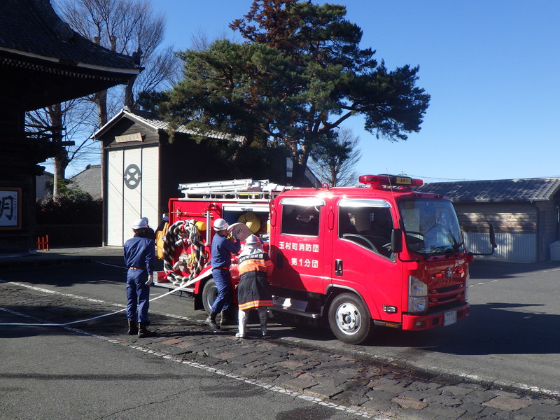 消防車を操作する団員