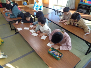 紙に自分から追い払いたいことを書く子どもたち