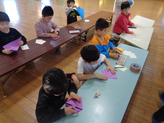 豆入れを折る子どもたち