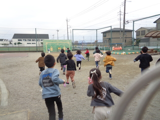 壁の前の鬼目指して走る子どもたち