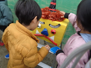 黃鬼に豆をまく子どもたち