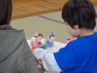 男児が親子でおひなさまを作っているところ