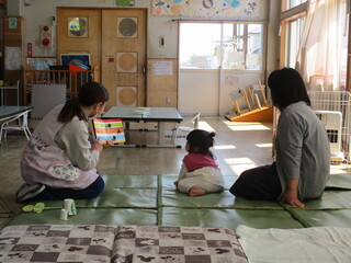 絵本『しましまぐるぐる』を楽しんでいる様子②