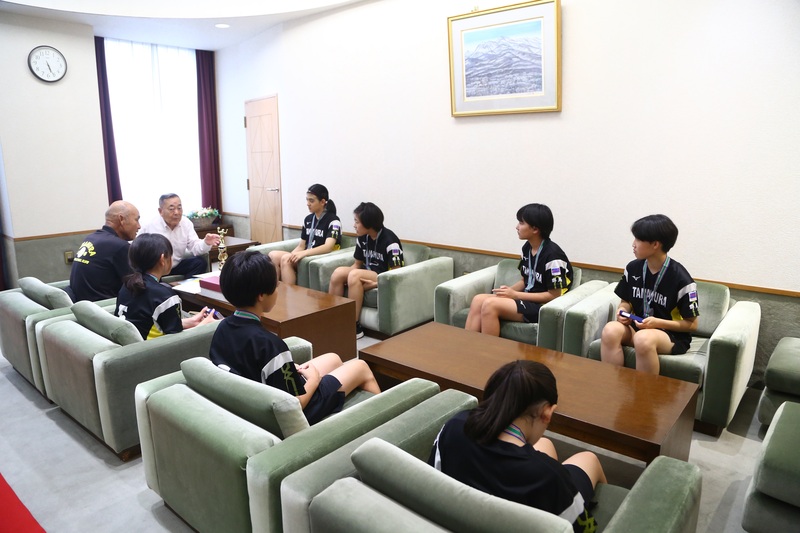 選手たちと歓談する石川町長