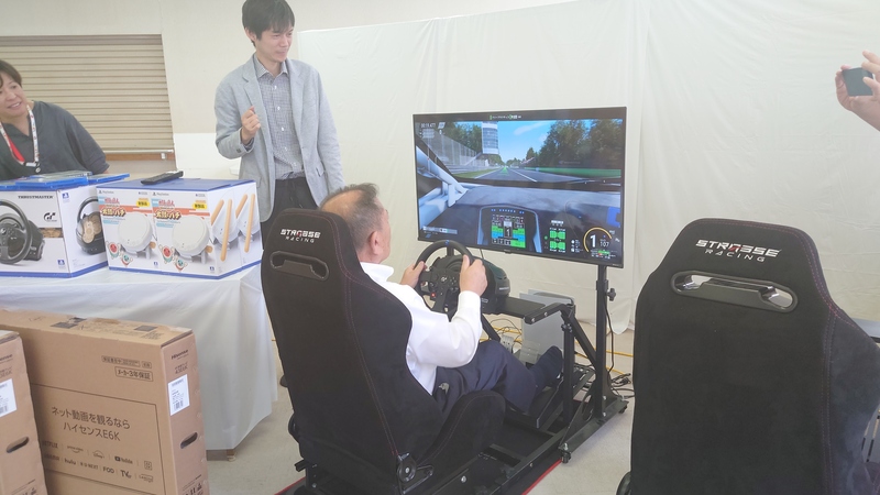 ドライブシュミレーターを体験する石川町長