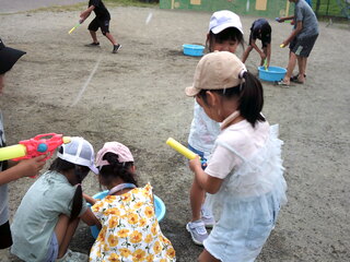 子どもたちが水遊びをしているところ