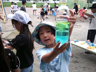 子どもたちが色水遊びをしているところ
