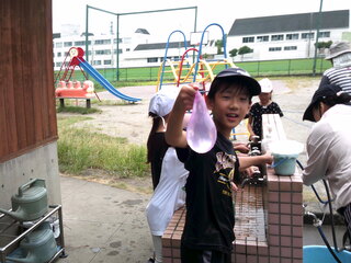 子どもたちが水風船をしているところ