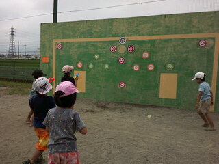 子どもたちが的あてをしているとこ