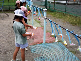 女児たちが的あてをしているところ