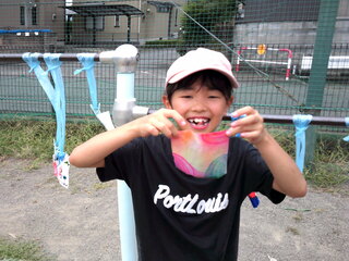 女児がにじみ絵を見せている写真