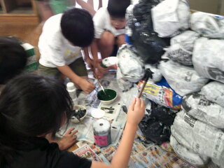 子どもたちが制作をしているところ