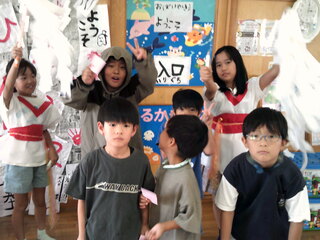 子どもたちがおふだをゲットしたところ