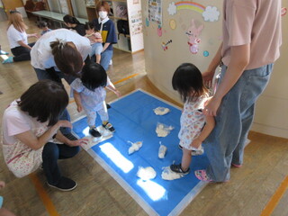 卵の殻を踏んでいるところ