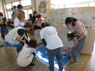 卵の殻を踏んでいるところ