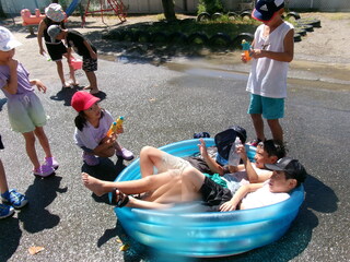 ビニールプールに入っている子どもの様子