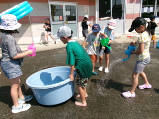 片付けをしている子どもたち