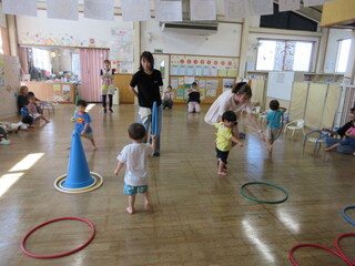 フラフープを集めているところ