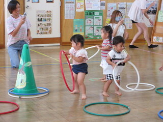 フラフープを集めているところ