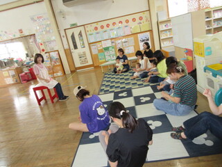 手あそびをしているところ