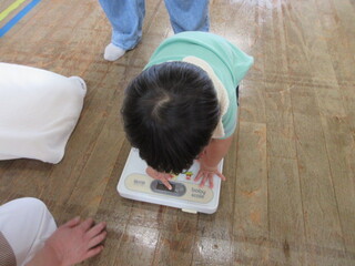 体重を計っているところ