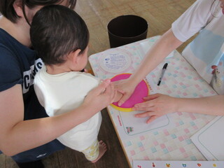 手形を押しているところ