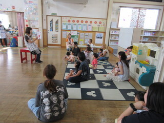 紙芝居を見ているところ