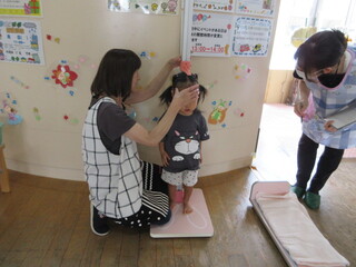 身長を計っているところ