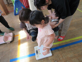 体重を計っているところ