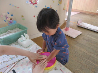 手形をとっているところ