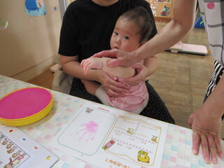 手形をとっているところ