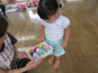 お土産を選んでいるところ