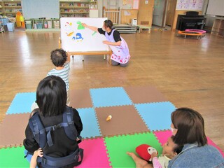 パネルシアターを楽しむ様子