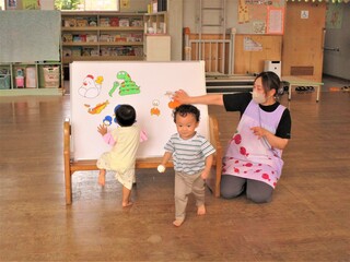 パネルシアターを楽しむ様子