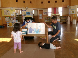 ぞうくんのさんぽの大型絵本を読んでいるところ