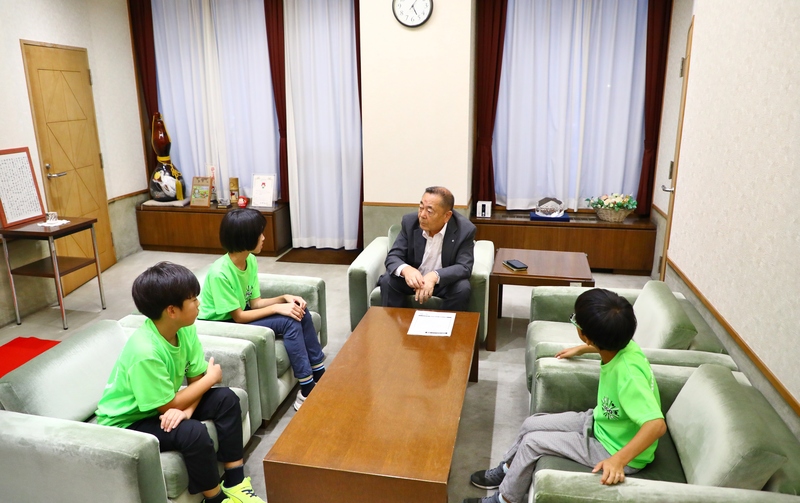 選手のみなさんと歓談中の石川町長 選手のみなさんと歓談中の石川町長