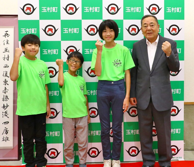 選手のみなさんと記念撮影する石川町長 選手のみなさんと記念撮影する石川町長