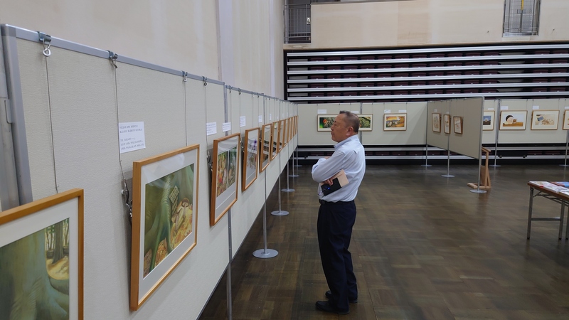 展示された原画を見ている石川町長 展示された原画を見ている石川町長