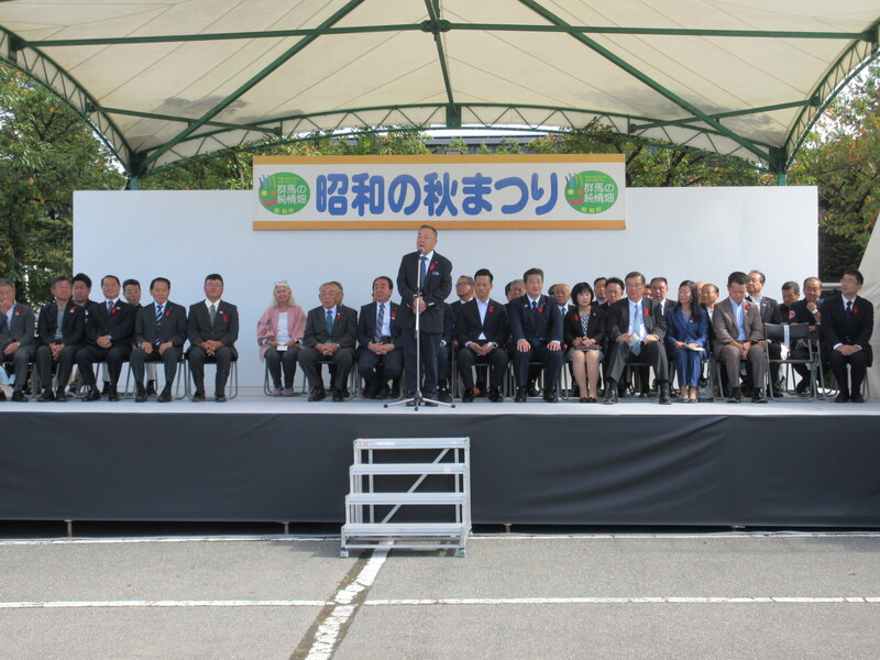 来賓祝辞を述べる石川町長