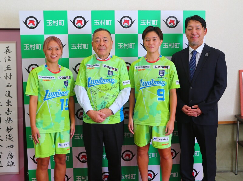 記念撮影をする石川町長 記念撮影をする石川町長