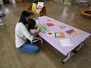 絵本のコーナーの様子 絵本のコーナーの様子