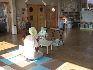 これなんだろう?(クリアファイルシアター) クリアファイルシアターで何の生き物か当てているところ