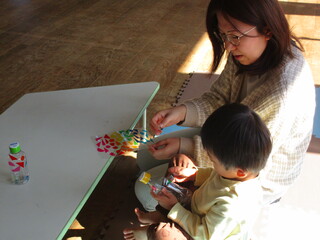 カラーシートをペットボトルに貼っているところ