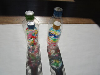 見本品 見本品を陽のあたる場所に置くとカラフルな模様が映ります。