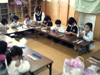 子どもたちが制作をしているところ 子どもたちが制作をしているところ