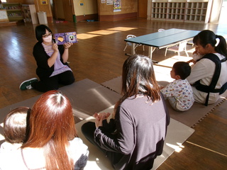 ハロウィン絵本を見ているところ