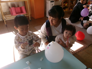 目とほっぺをつけておくちを書くよ